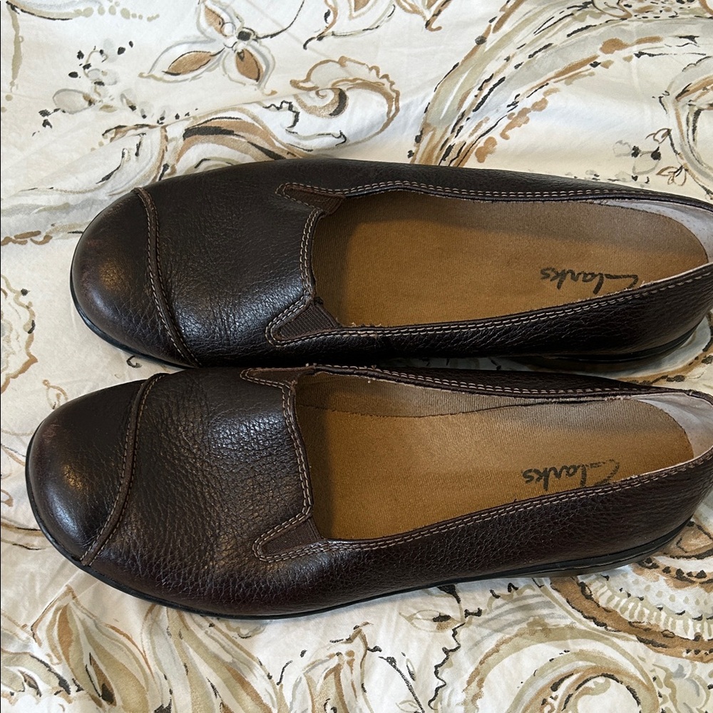 Clarks women’s size 7 m flats 
Good condition